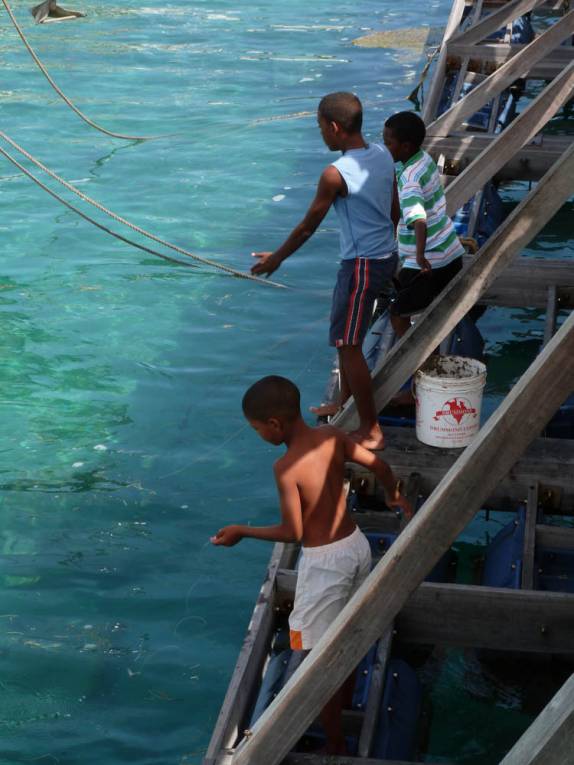 Garotos pescam sob a ponte que liga Providencia à Santa Catalina, na Colômbia